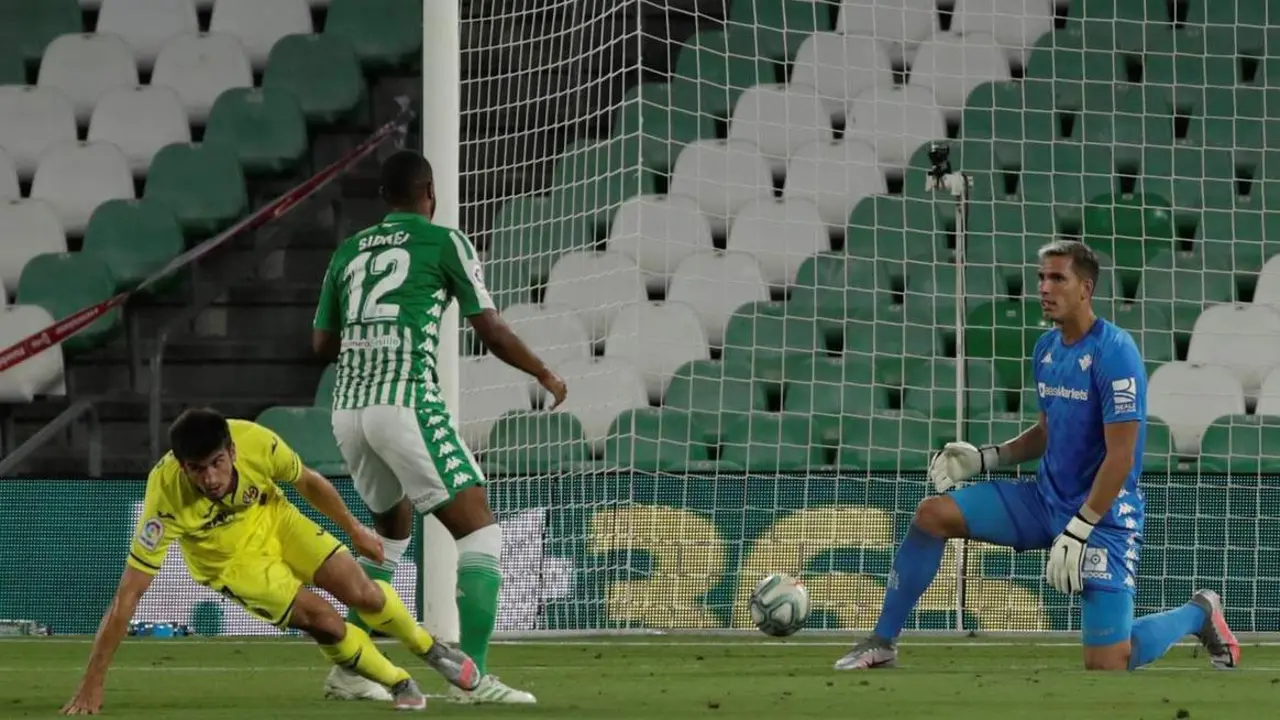 Joel Robles durante un partido en el estadio Benito Villamar&iacute;n. - efe