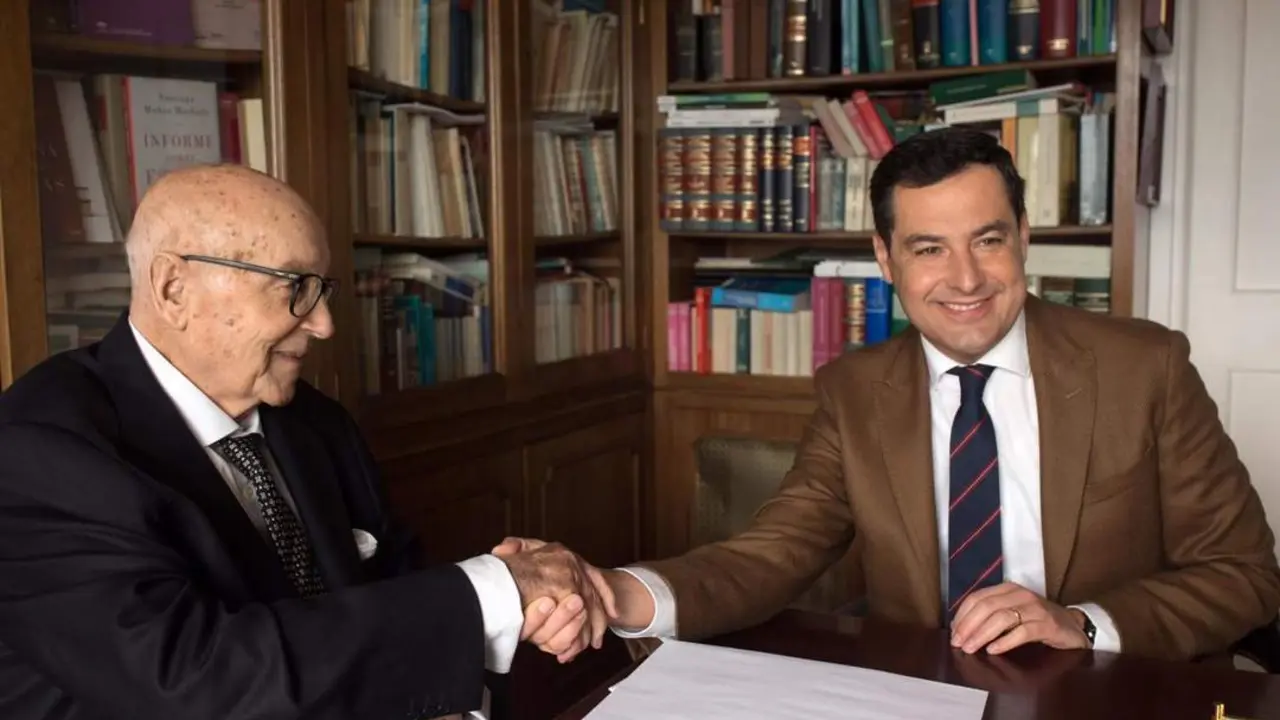 Manuel Clavero y Juanma Moreno, este jueves en Sevilla. - Jes&uacute;s Mor&oacute;n / PP
