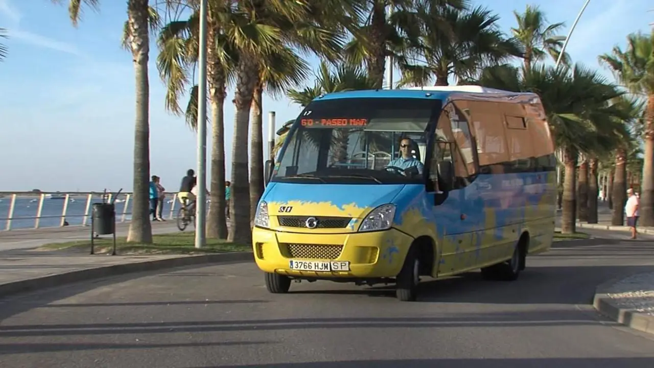 El autob&uacute;s que realiza la ruta por la playa. - Informaci&oacute;n.