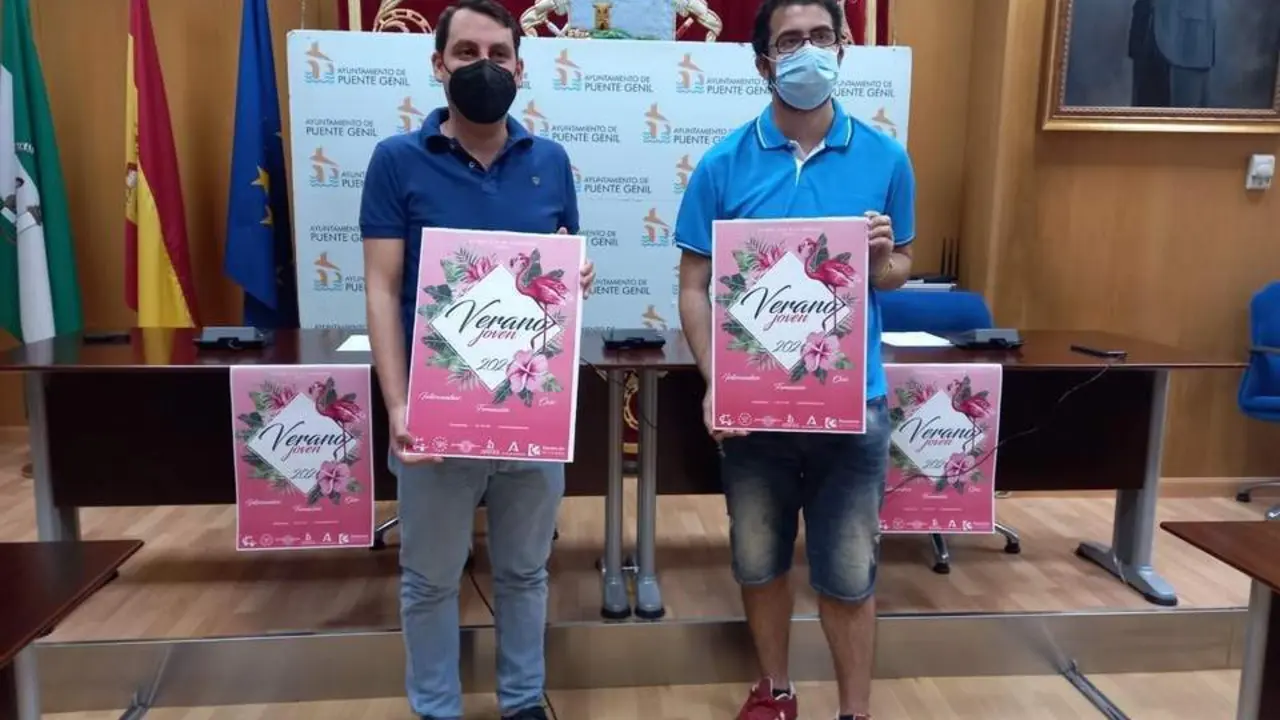 Jes&uacute;s L&oacute;pez y Antonio Jes&uacute;s Tenllado, con el cartel de las actividades.   - 