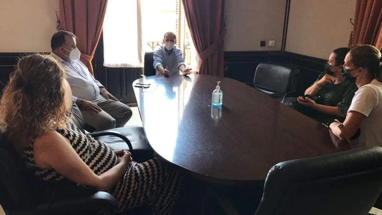 El alcalde de Sanl&uacute;car, durante la reuni&oacute;n con los trabajadores de Inditex. - Informaci&oacute;n.