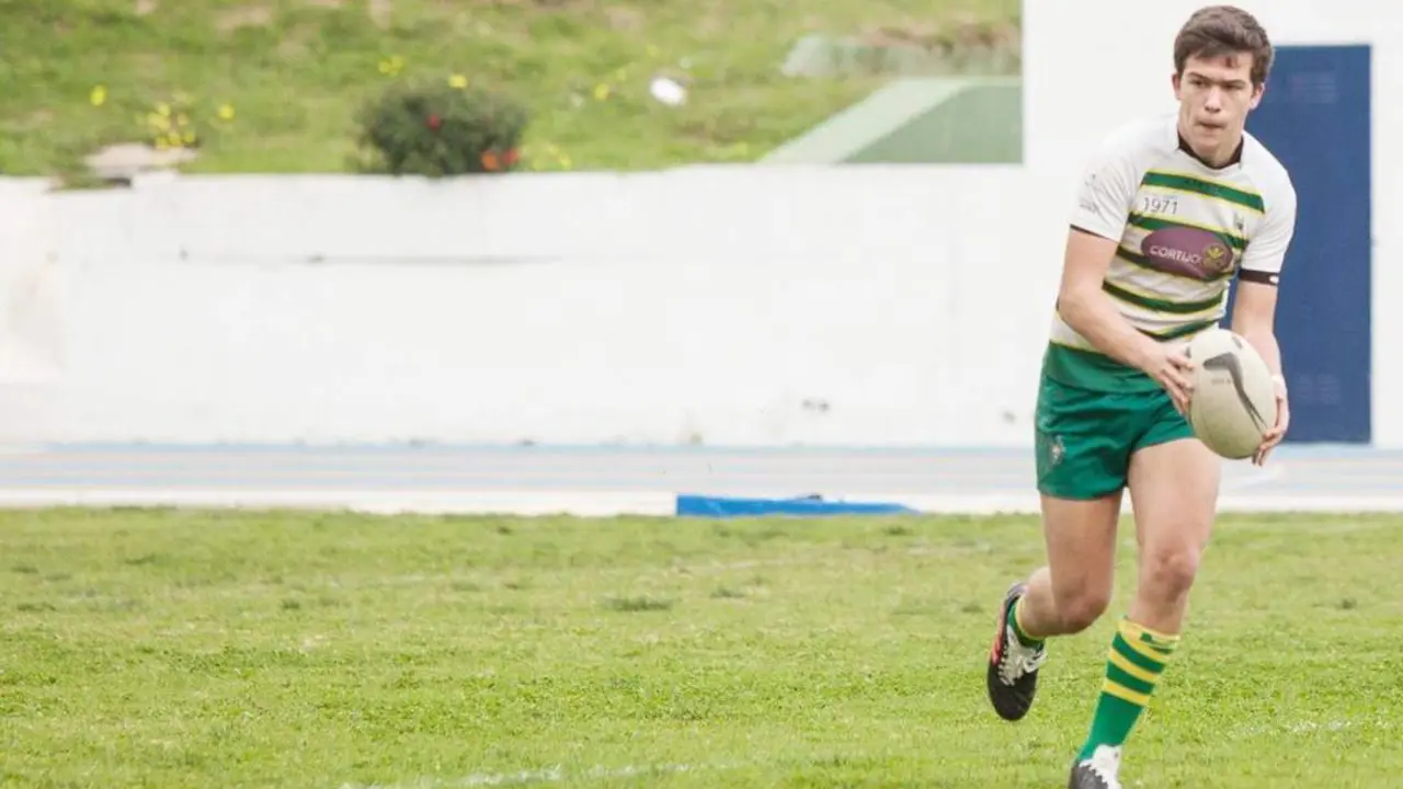 El sanluque&ntilde;o Gonzalo Cuevas se prepara para golpear el bal&oacute;n - CP
