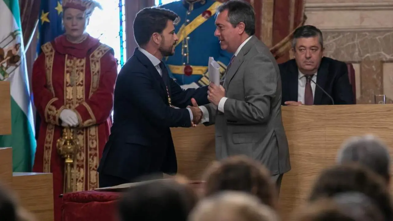 Beltr&aacute;n P&eacute;rez con el alcalde, Juan Espadas. - EP