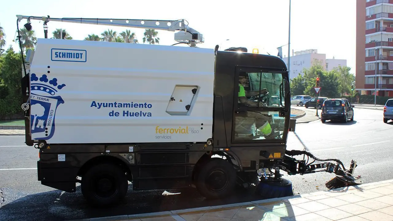 Cami&oacute;n de limpieza de Ferrovial para el Ayuntamiento. - VH