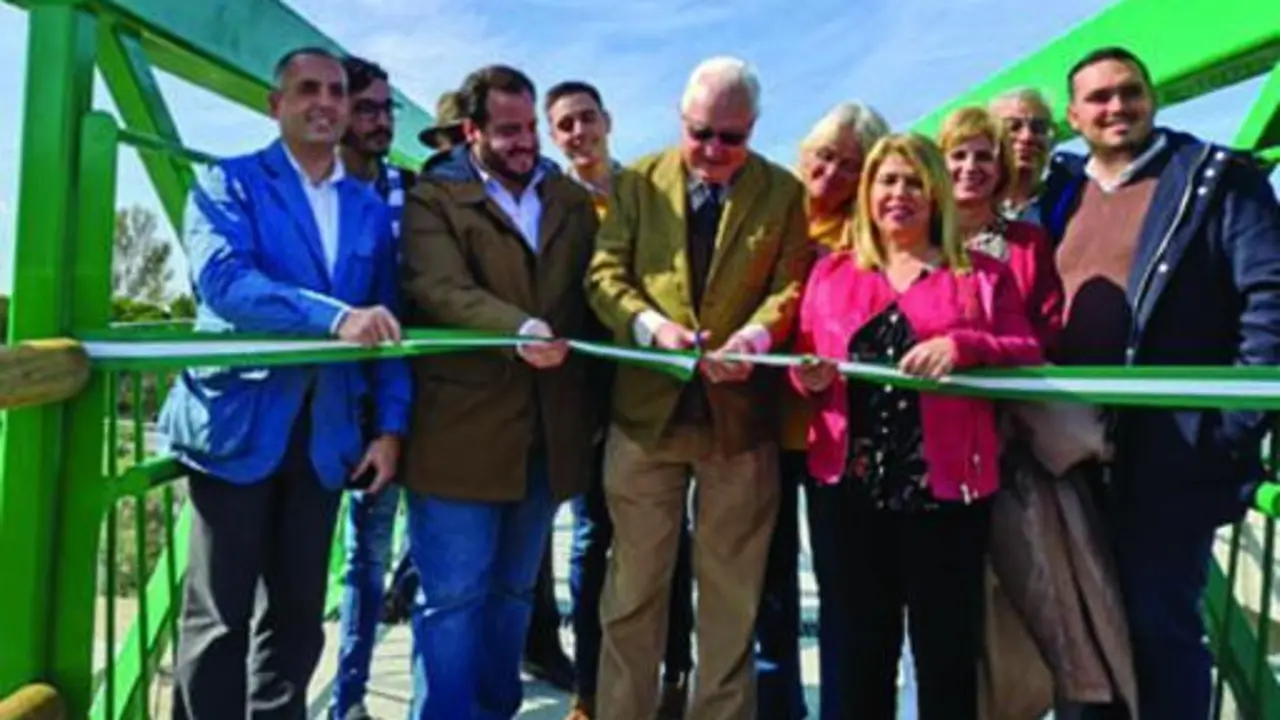 Autoridades de la Junta y el Ayuntamiento inaugurando la pasarela ciclopeatonal de la A-2003. - Viva
