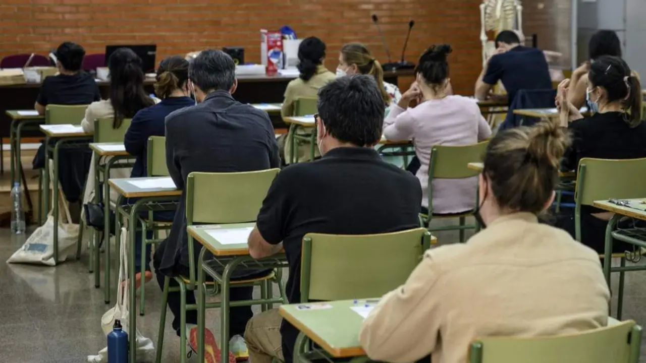 Opositores antes de un examen. - EP