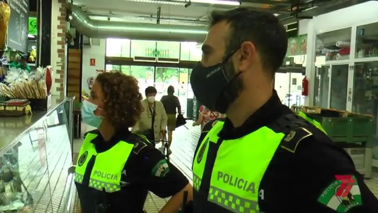 Los polic&iacute;as locales de barrio: los vecinos m&aacute;s esperados en Sevilla