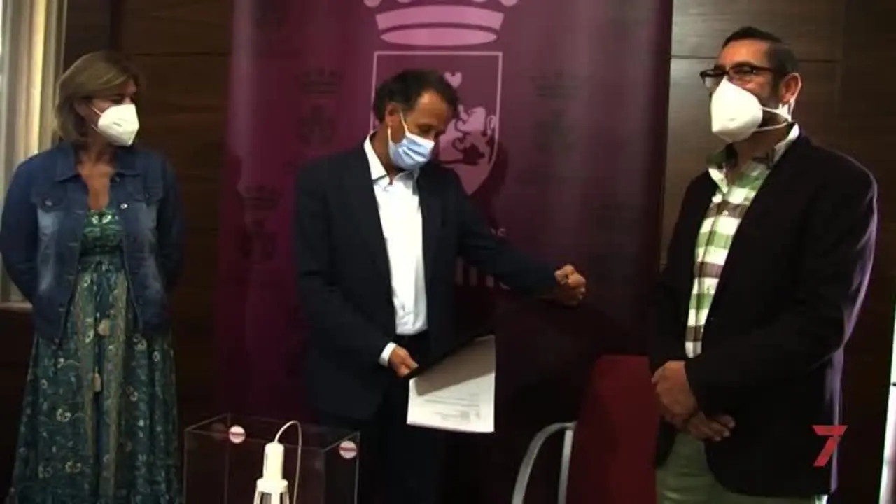 Un chiclanero dise&ntilde;a un dispositivo para tirar de la cisterna sin hacer uso de las manos