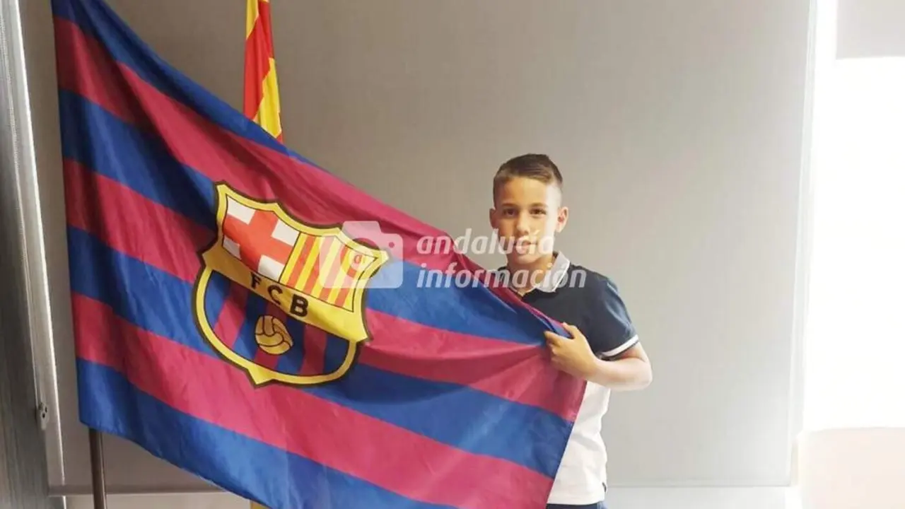 Alejandro Oviedo, en Barcelona, con la bandera y el escudo que empezar&aacute; a defender la pr&oacute;xima temporada - A. I.