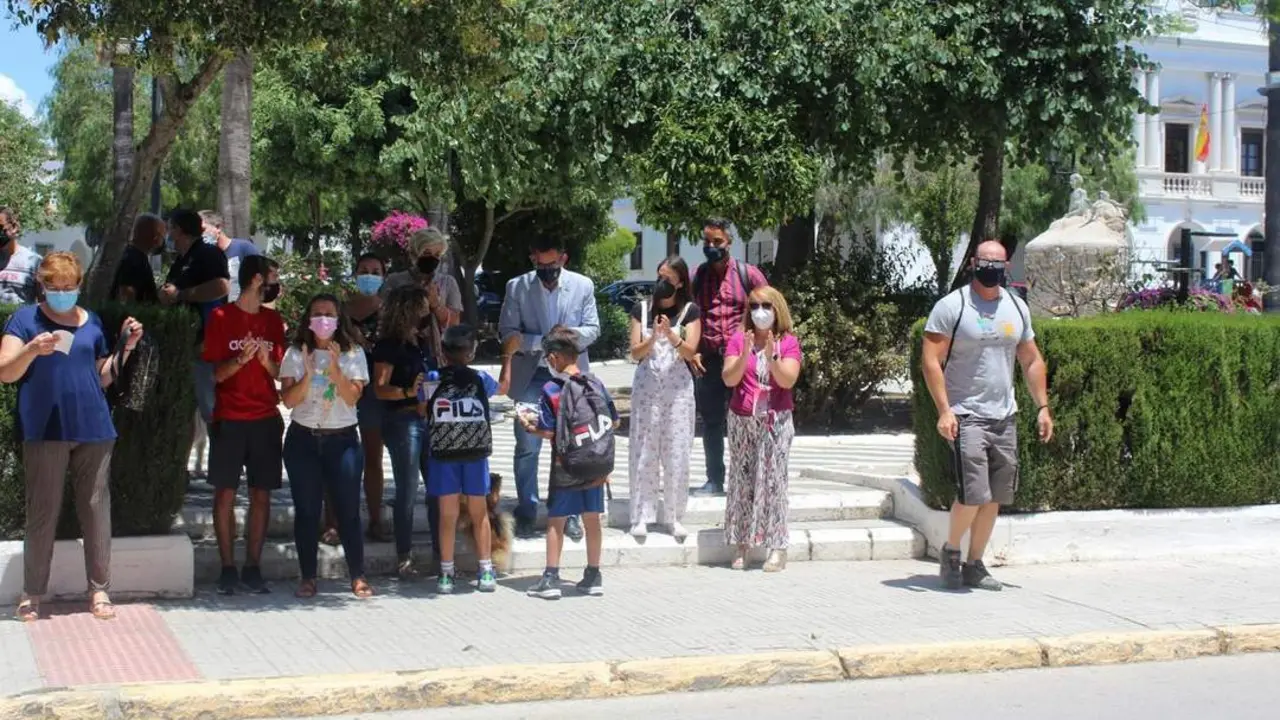 Aplausos en las puertas de los centros educativos. - A.I.