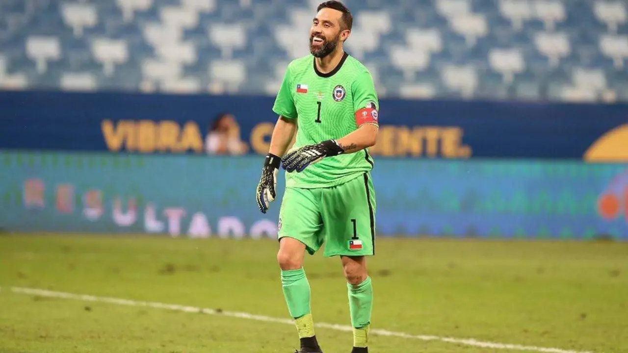 El portero del Real Betis, Claudio Bravo, durante un encuentro de la Copa Am&eacute;rica con Chile. - SELECCION CHILE