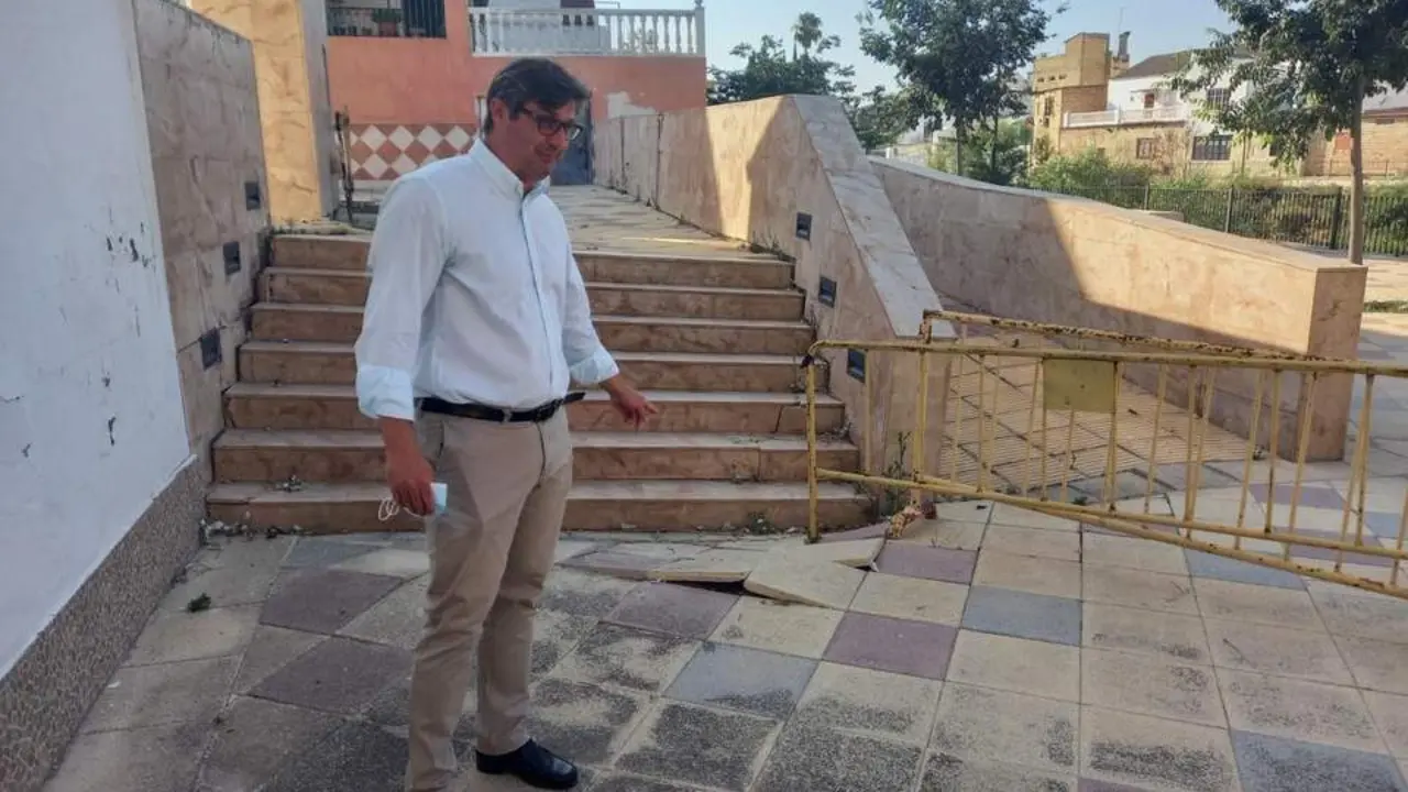 Sergio Velasco mostrando las deficiencias del paseo fluvial de calle Bail&eacute;n.  - 