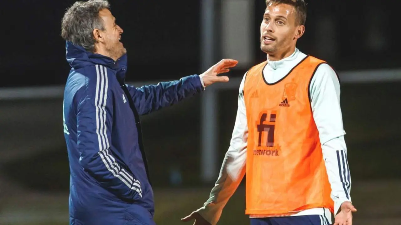 Luis Enrique y Canales bromean en unos de los entrenamientos de la Selecci&oacute;n Espa&ntilde;ola en Las Rozas. - efe