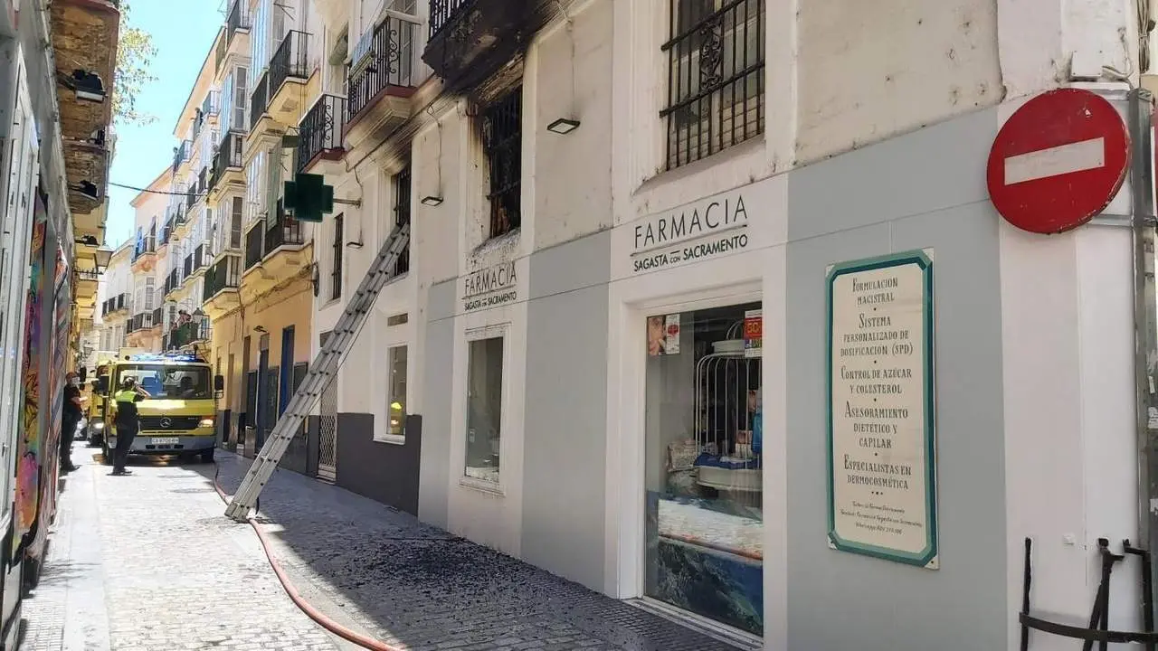 Intervenci&oacute;n en el incendio de la vivienda de la calle Sacramento esquina con Sagasta. - Polic&iacute;a Nacional