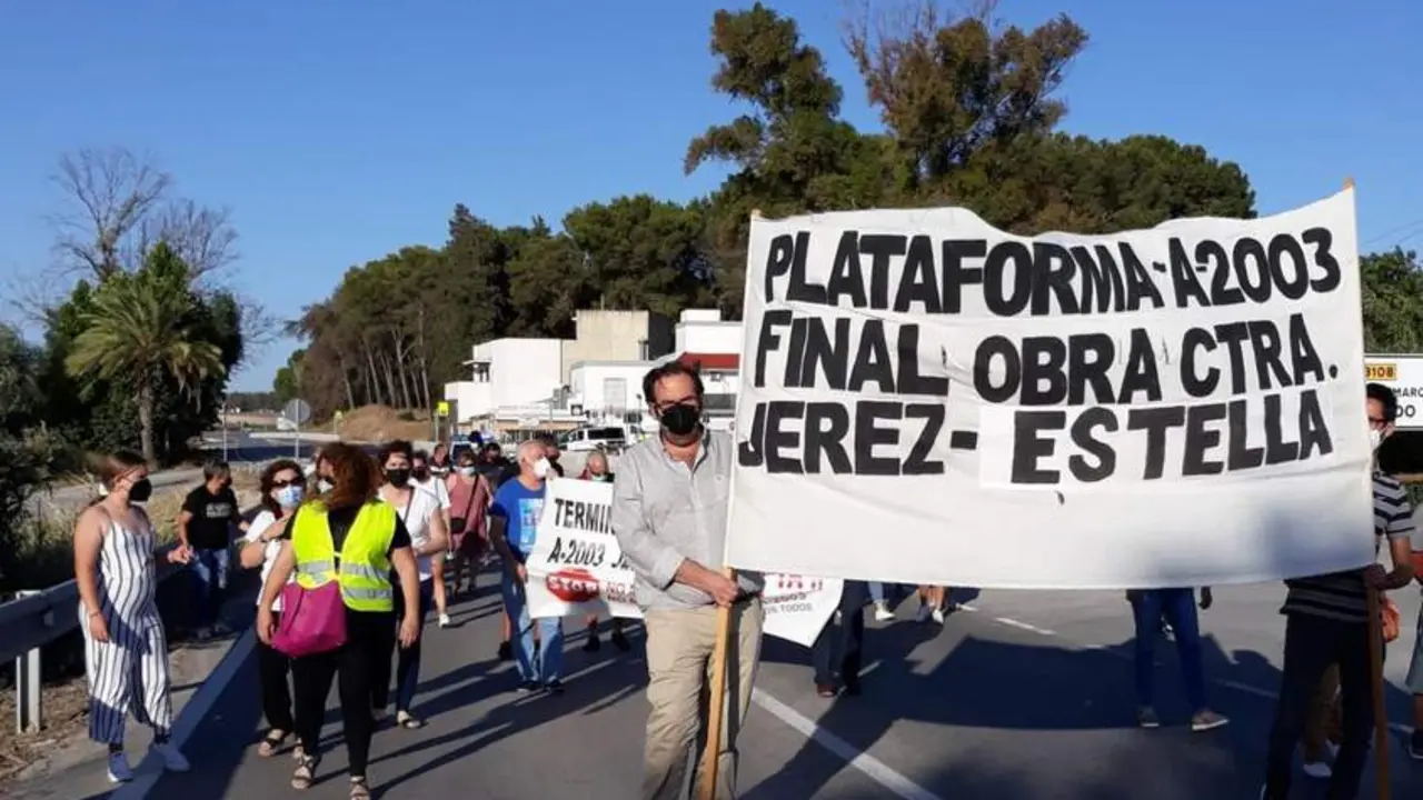 Los vecinos se han manifestado este viernes a &uacute;ltima hora.  - Plataforma A-2003