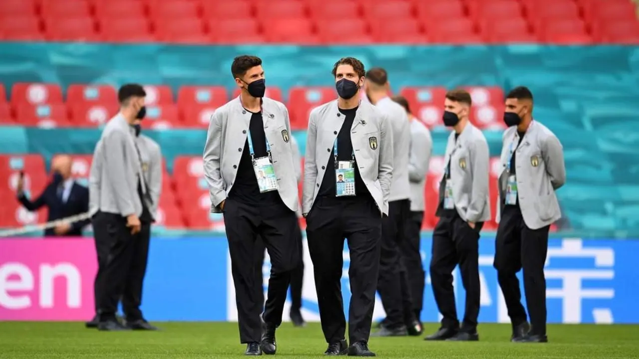 La selecci&oacute;n italiana revisa el c&eacute;sped de Wembley. - EFE