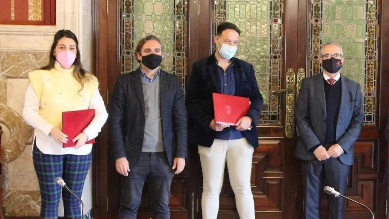 Acto de la firma de los convenios de cesi&oacute;n. - Ayuntamiento