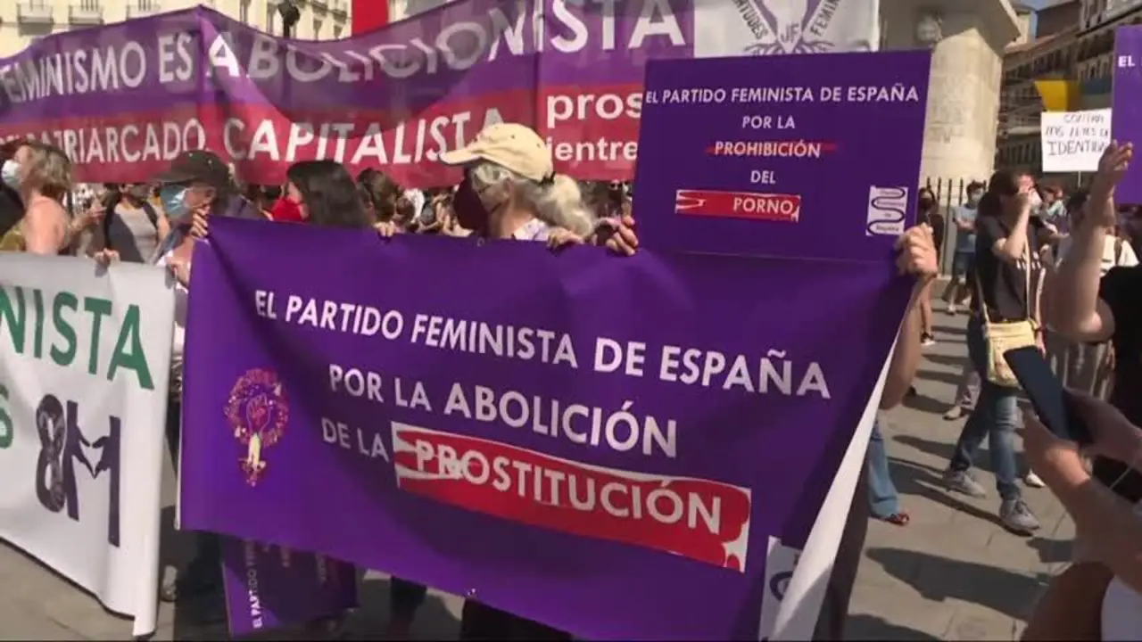 Feministas se manifiestan contra la ley trans y piden la dimisi&oacute;n de Irene Montero