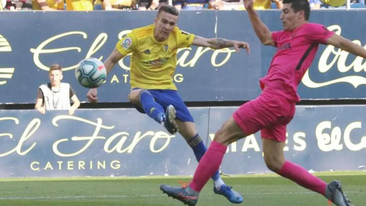 Salvi en uno de los muchos partidos que ha disputado en el Carranza - C&aacute;dizz CF