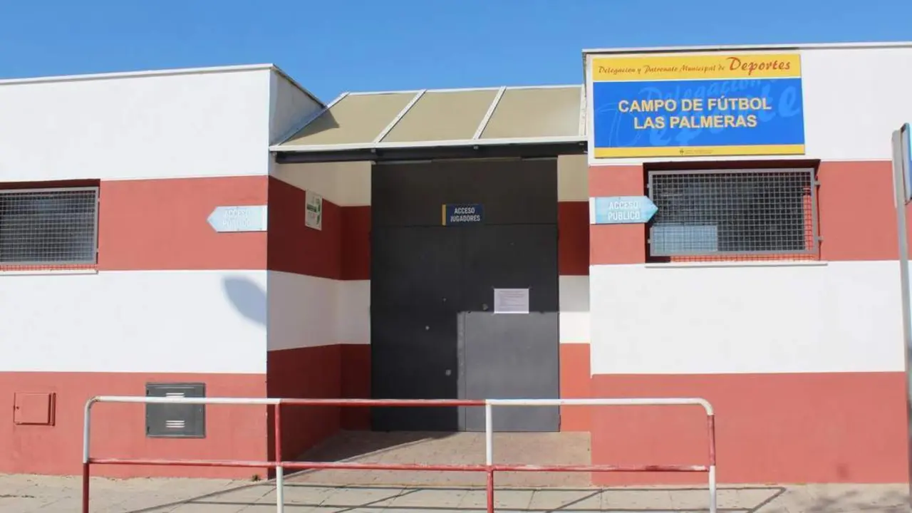 Fachada principal del Campo de F&uacute;tbol de Las Palmeras - Ra&uacute;l J. Bustillos