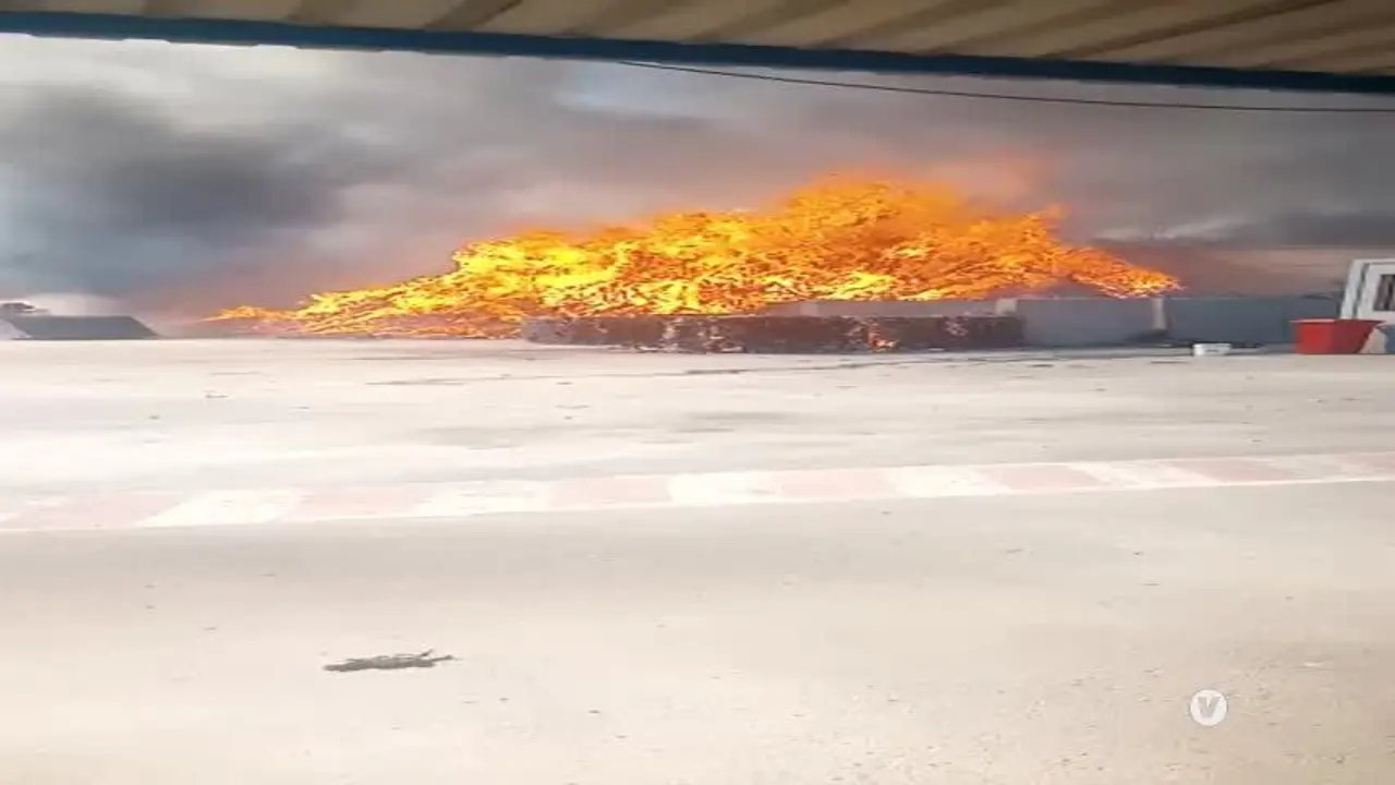 Un incendio siembra el caos en una planta de reciclaje ubicada en el Camino de El Portal