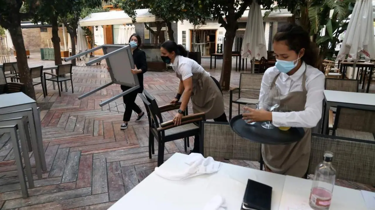Un grupo de camareras recogen una terraza en Andaluc&iacute;a. - &Aacute;lex Zea/ EP