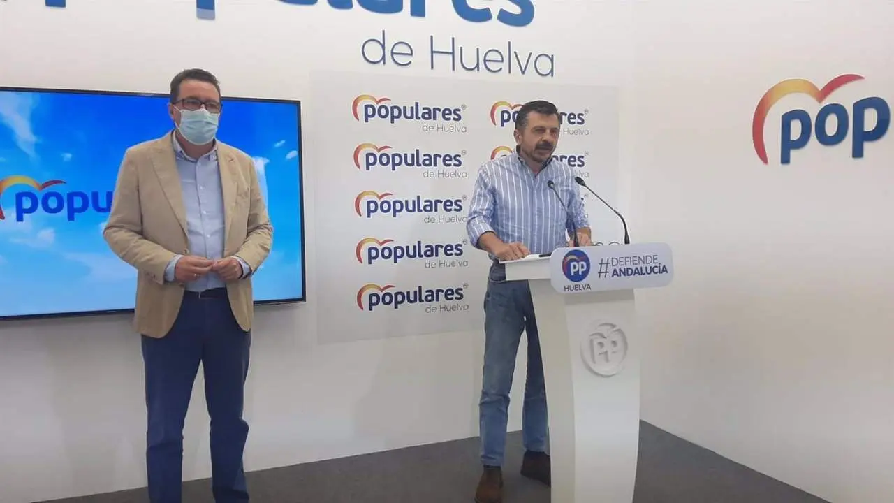 Toni Mart&iacute;n, en el atril de la sede del PP.  - EP