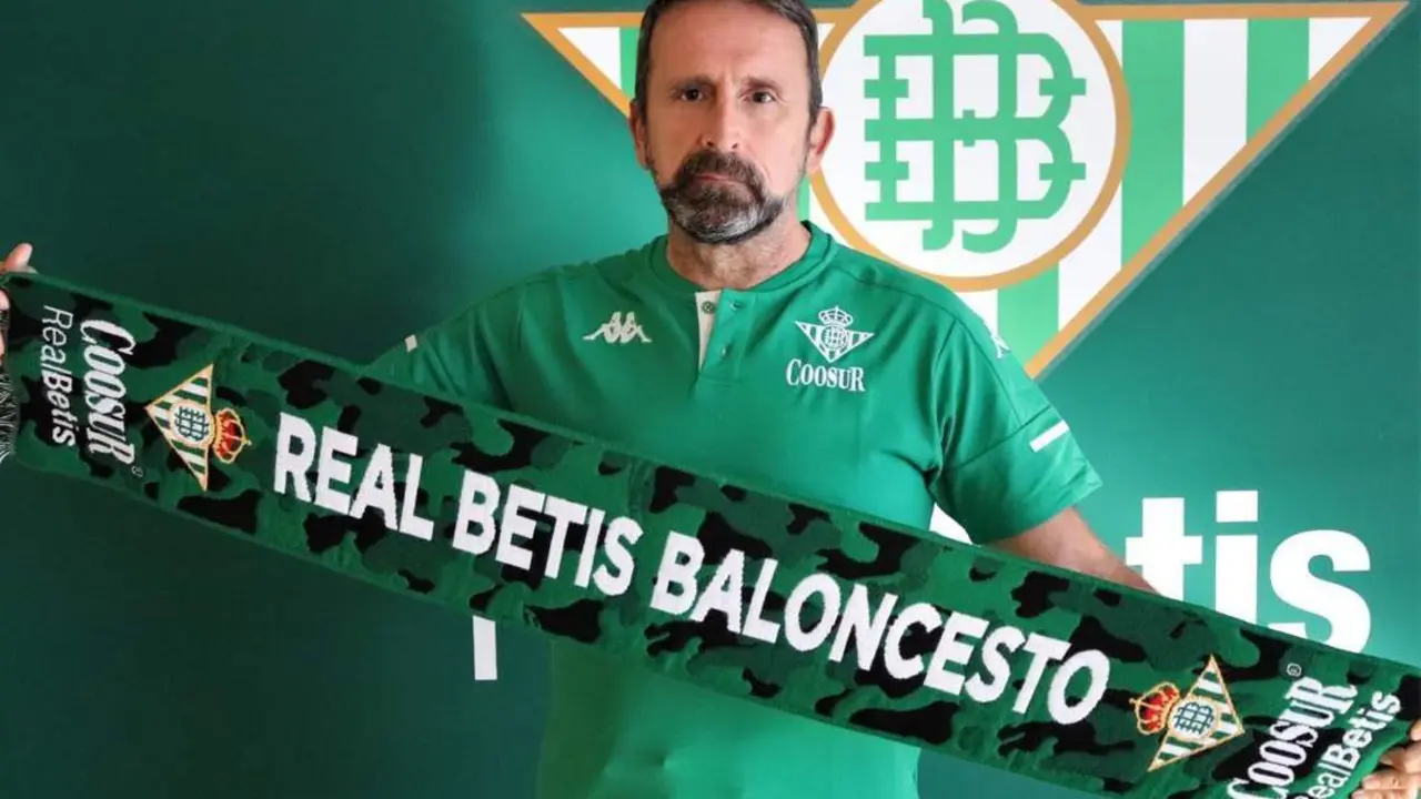 El t&eacute;cnico Joan Plaza, posa con la bufanda del Coosur Real Betis. - rbb
