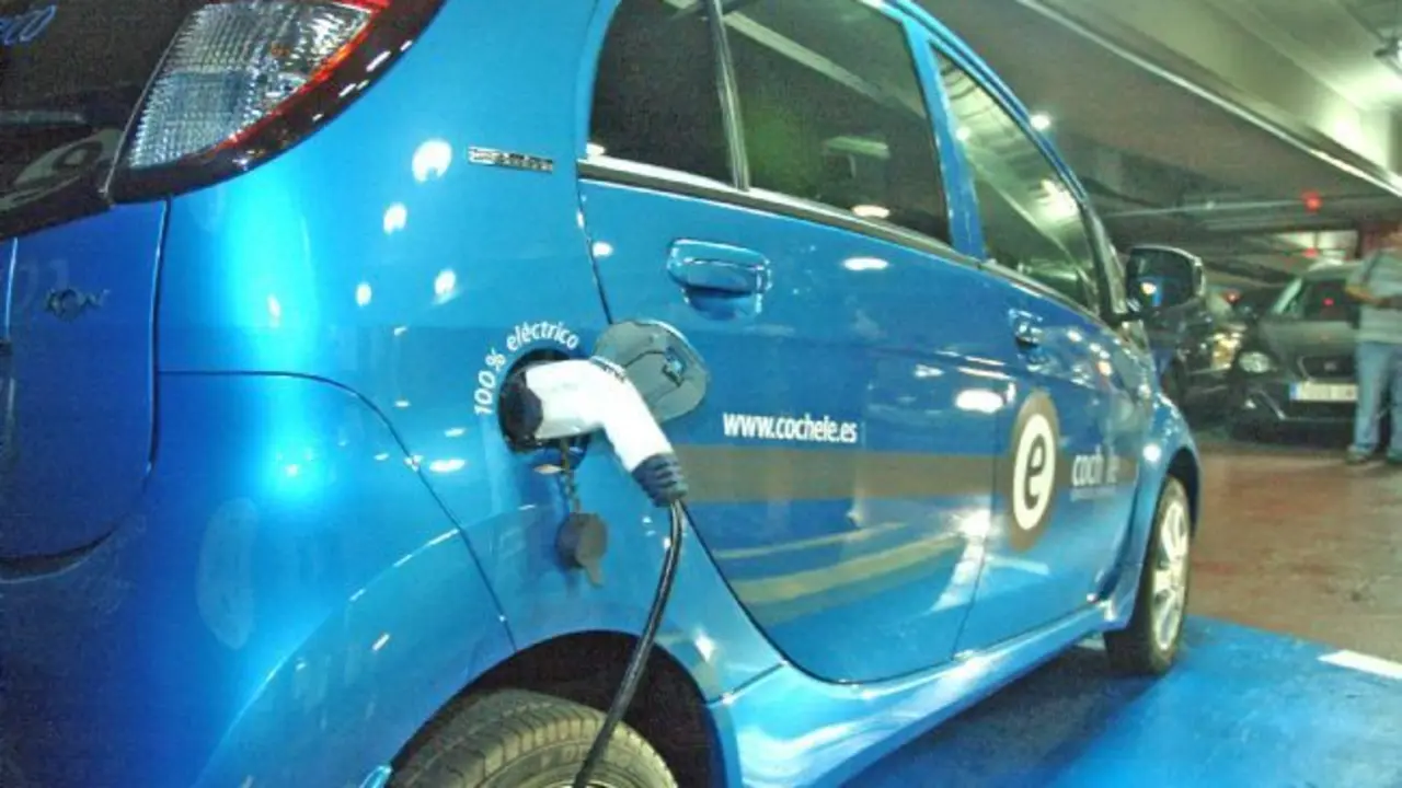 Carga de coche el&eacute;ctrico - Archivo