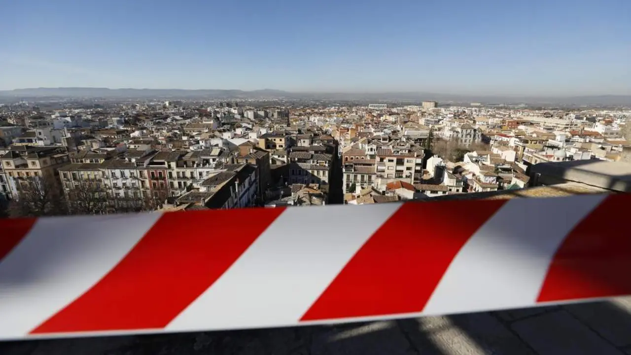 Operarios interviniendo y reparando los pin&aacute;culos y zonas afectadas de la Catedral de Granada. - EP