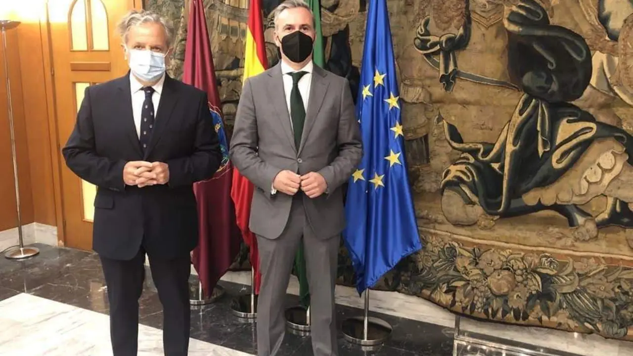 Salvador Fuentes, delegado de Urbanismo en el Ayuntamiento; y el director general de AVRA, Juan Carlos del Pino Leruite. - VC