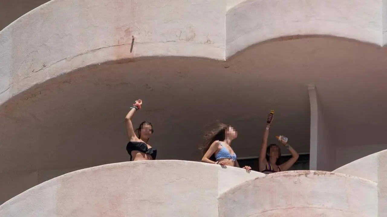 J&oacute;venes en el hotel Covid de Mallorca. - EFE/Atienza