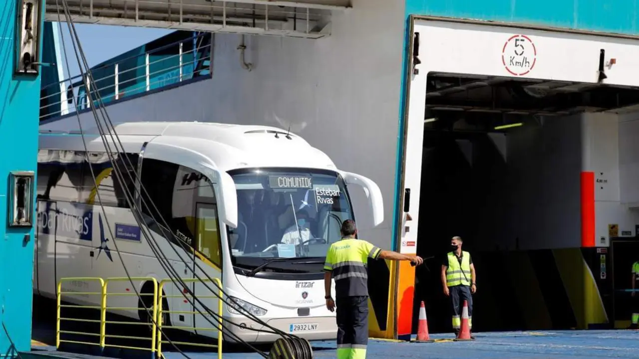 Un autob&uacute;s saliendo del puerto. - EFE