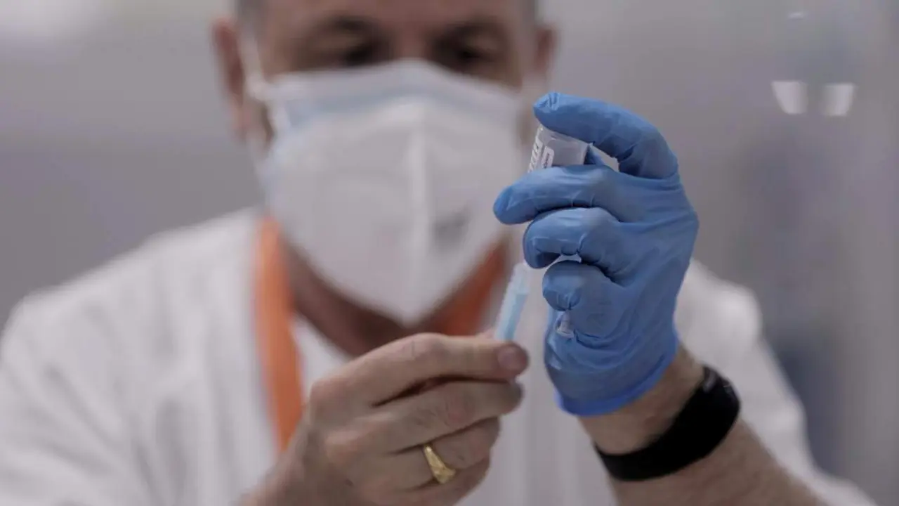 Un sanitario sostiene una vacuna contra el Covid-19. - EP
