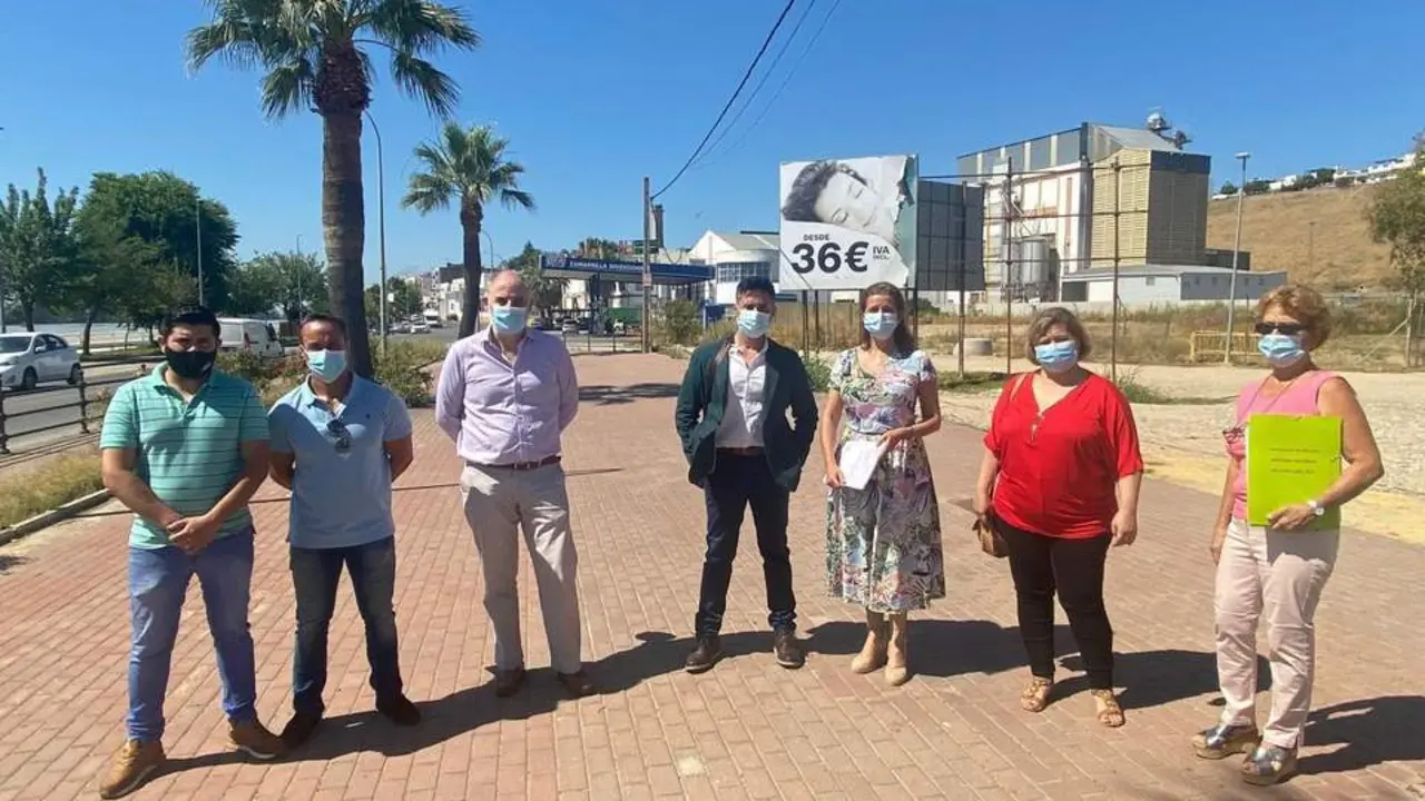 Los diputados de Vox, Macario Valpuesta y Mar&iacute;a Jos&eacute; Pi&ntilde;ero, en su visita a Coria. - Vox