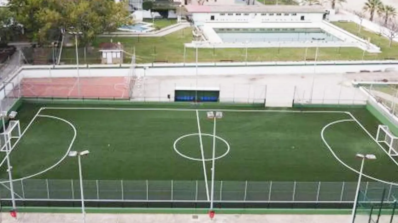 La pista principal de c&eacute;sped artificial del Polideportivo Municipal de Sanl&uacute;car - A. I.