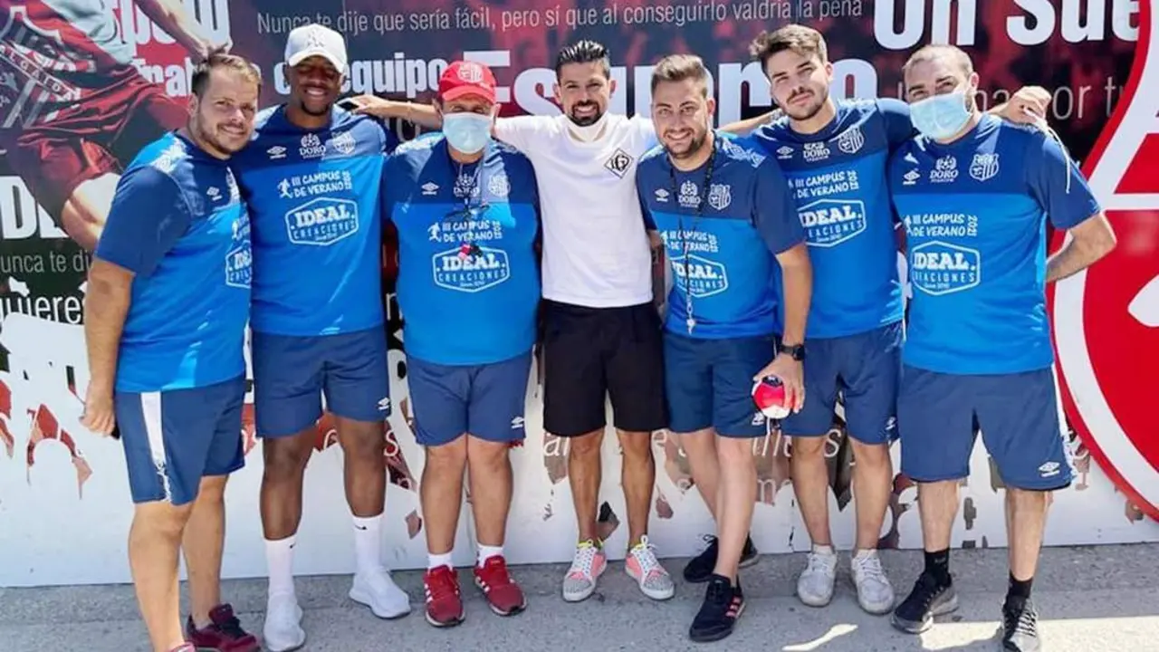 Nolito con varios responsables de la UD Algaida - UDA