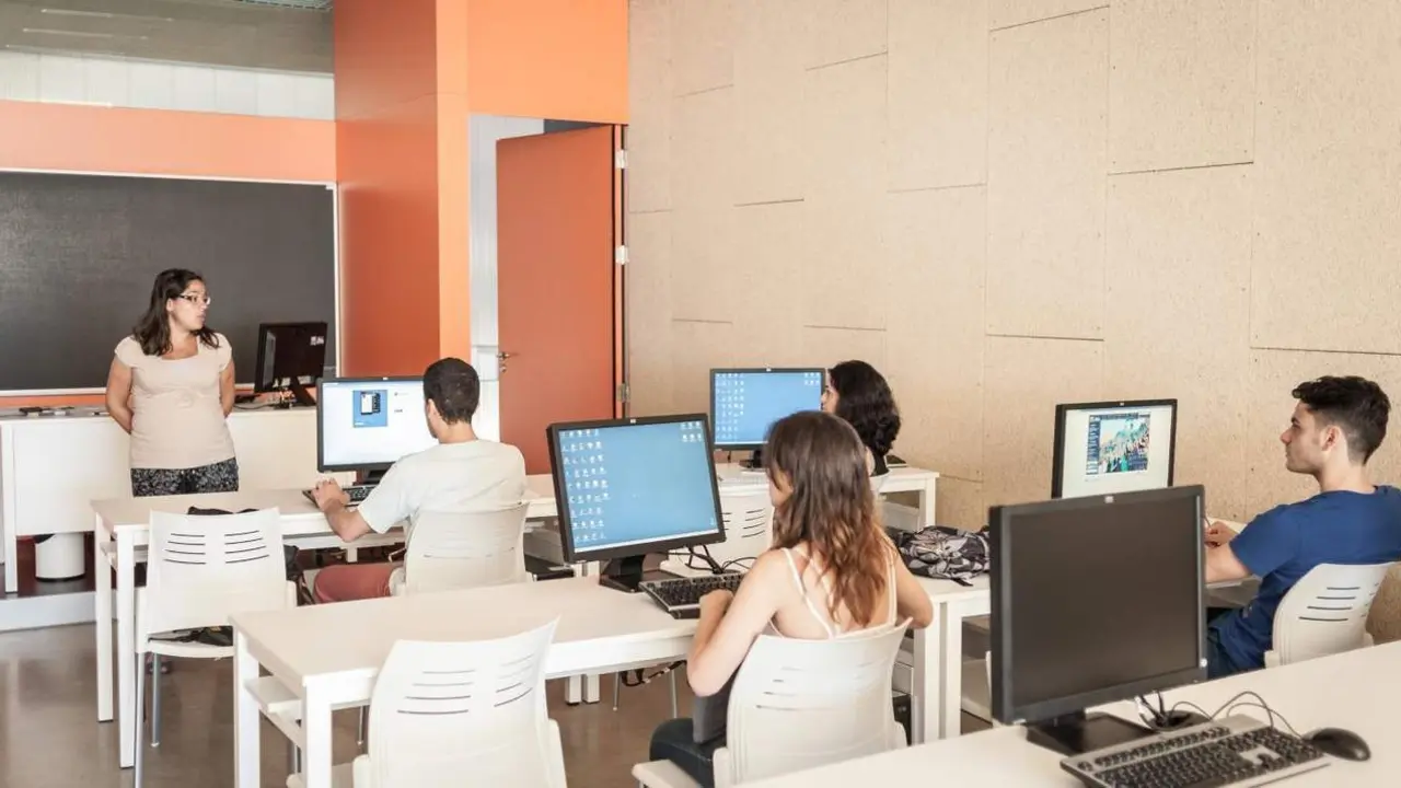 Uno de los cursos de postgrado. - UPO