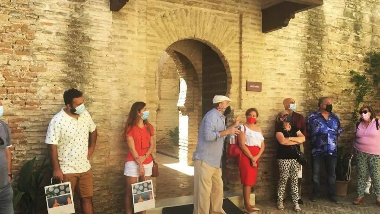 Los asistentes a uno de los Paseos por la historia de Jerez - jerez.es