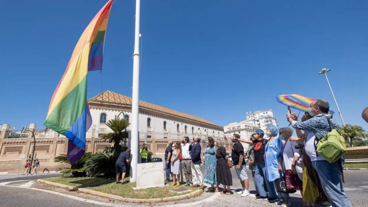 Izado de la bandera arcoiris en plaza de Sevilla. - 