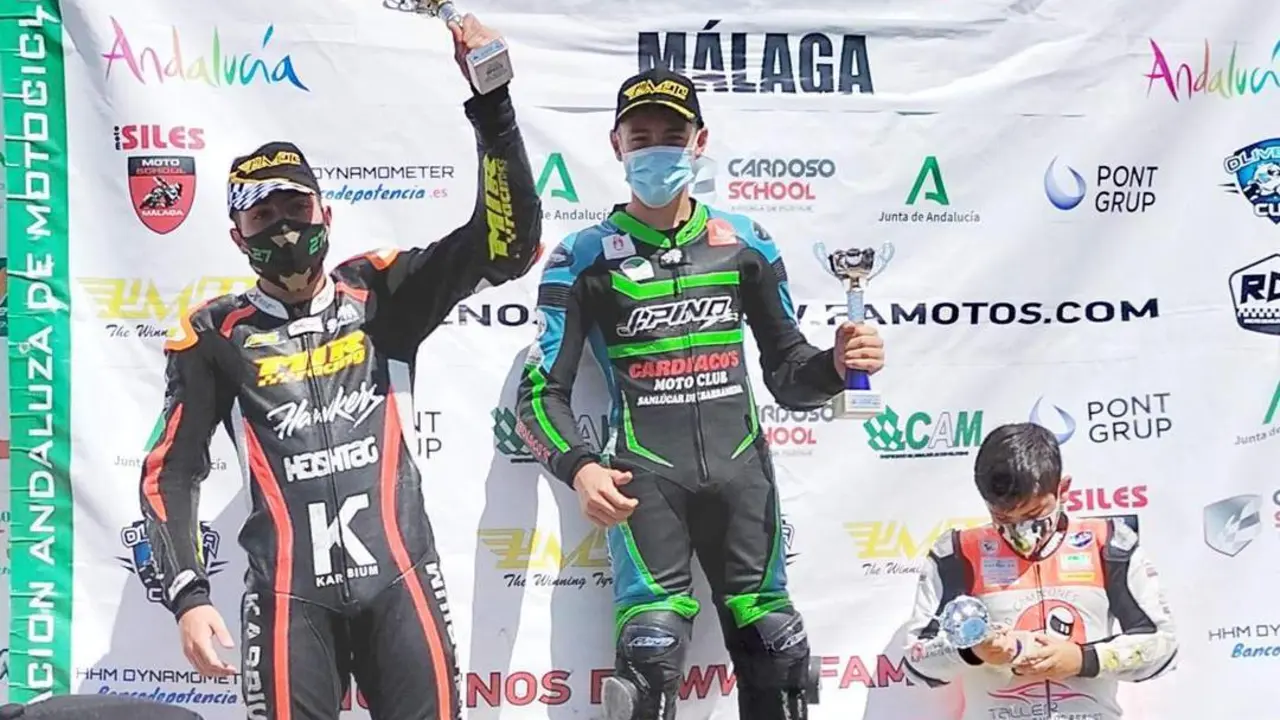 Iv&aacute;n Fern&aacute;ndez - en el centro- en el podium tras competir en M&aacute;laga - JPC