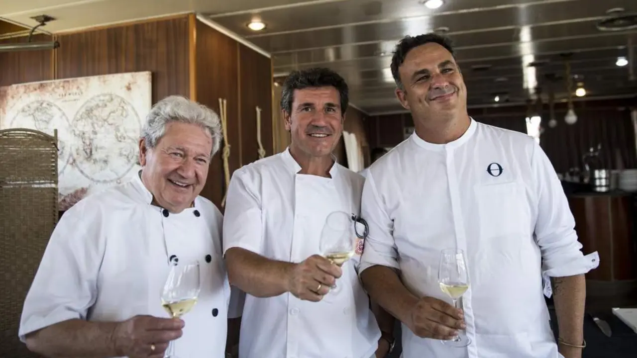 Fernando y C&eacute;sar Hermoso, de Casa Bigote, junto al chef &Aacute;ngel Le&oacute;n. - Informaci&oacute;n