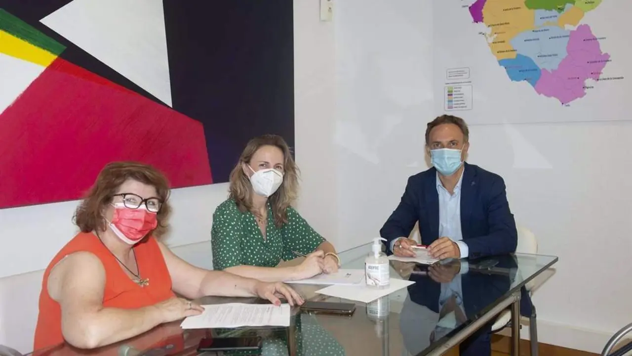 El diputado de Bienestar Social de la Diputaci&oacute;n de C&aacute;diz, David de la Encina, durante la reuni&oacute;n en Prado del Rey. - 