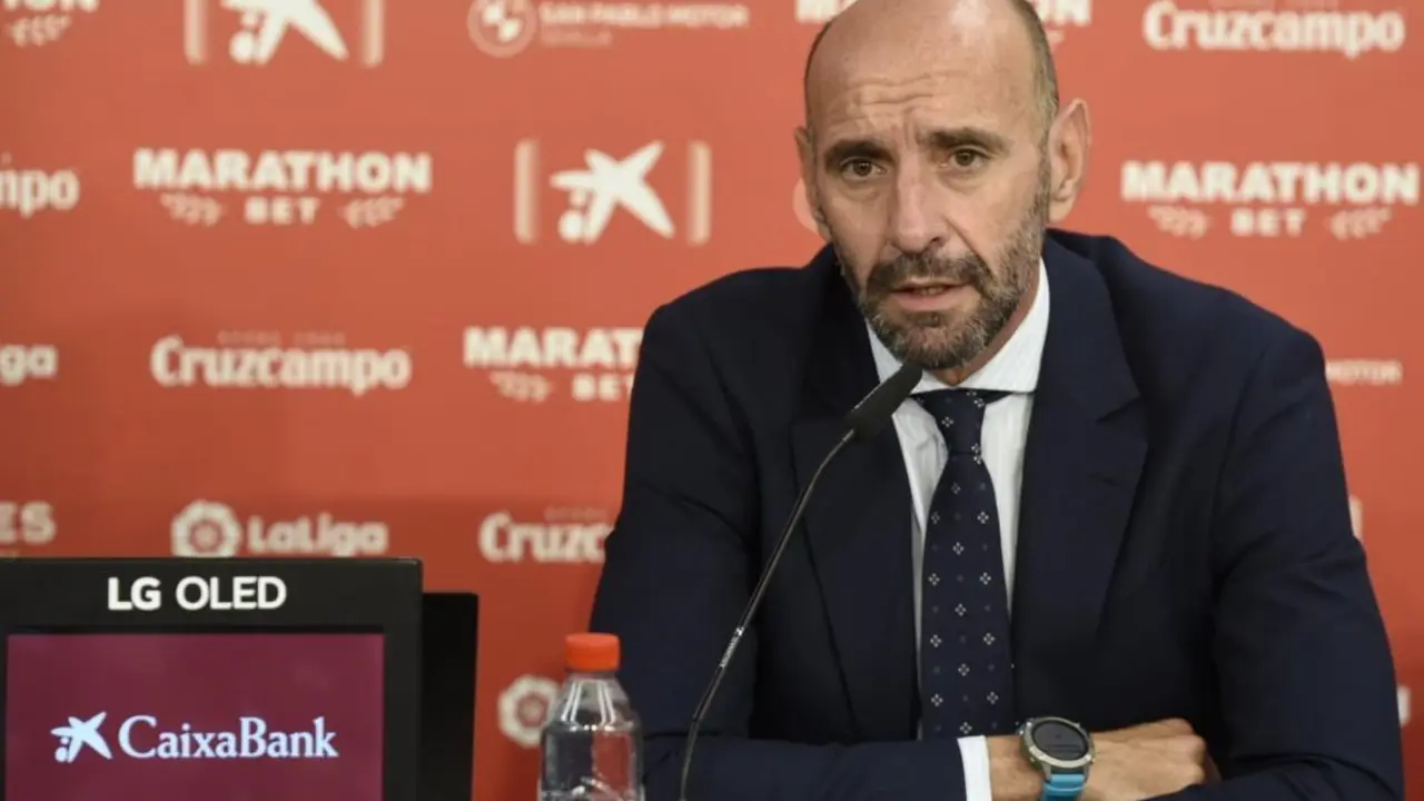El director deportivo del Sevilla, Monchi, durante la rueda de prensa de Idrissi y Rekik. - sfc