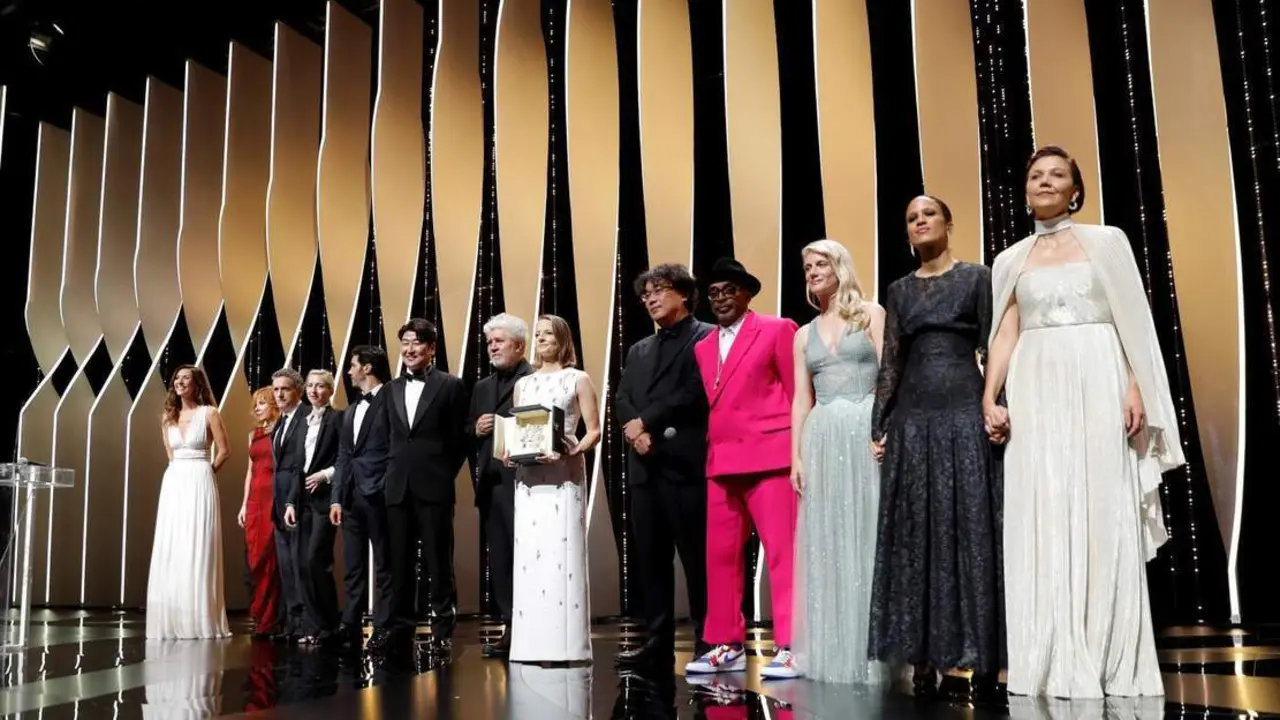 Jodie Foster tras recibir el premio honor&iacute;fico de manos de Pedro Almod&oacute;var - EFE