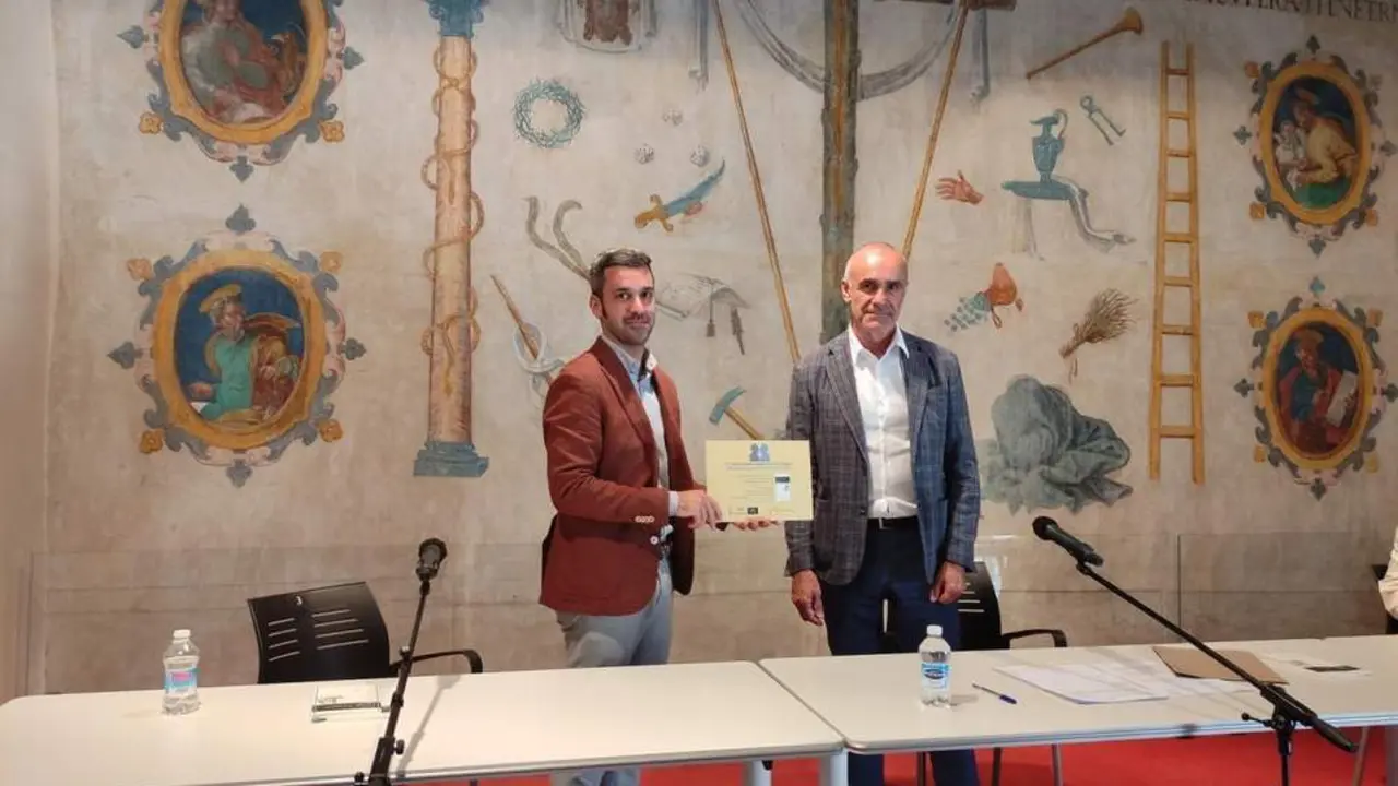 El delegado Antonio Mu&ntilde;oz con el ganador del Premio Hermanos Machado. - AYTO