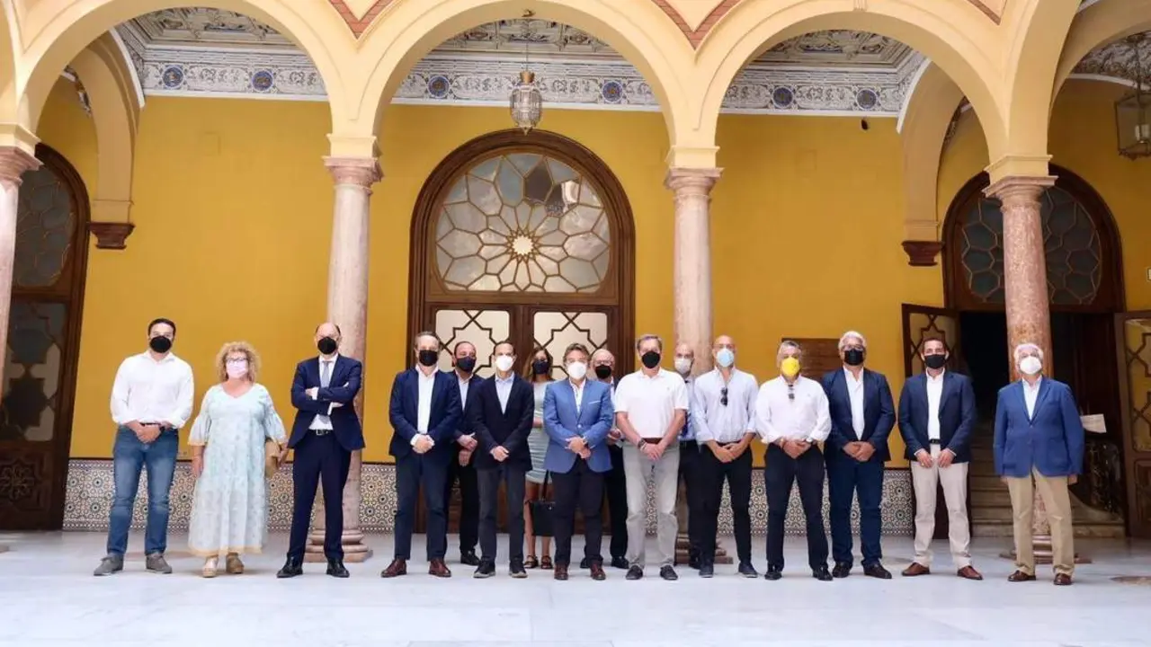 El empresario Carlos Cuevas, junto al alcalde de Sanl&uacute;car y directivos de varias empresas del sector. - C. Cruz