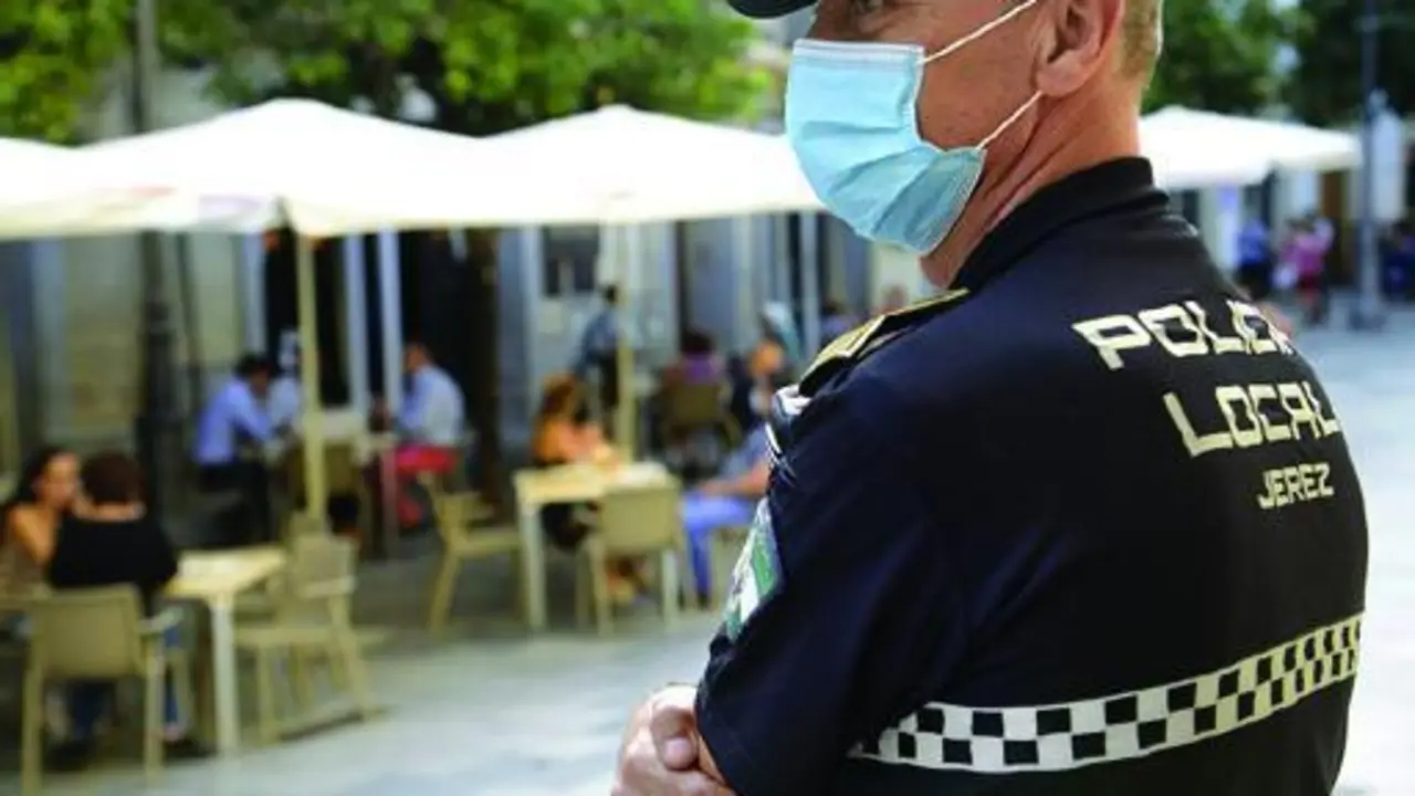 Un agente de la Polic&iacute;a Local patrulla por la calle Larga.  - Jerez.es