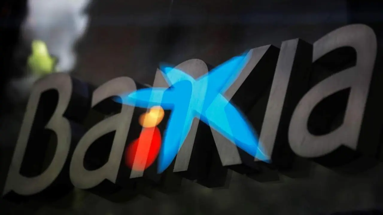 Logotipos de las entidades bancarias Bankia y CaixaBank. - EFE