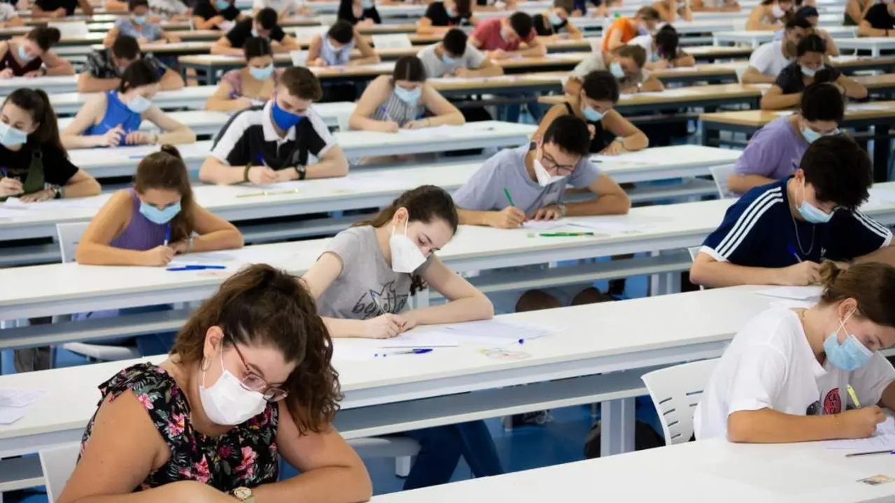  Imagen de archivo de la prueba de evaluaci&oacute;n del Bachillerato para el acceso a la Universidad, celebrada en la Pablo de Olavide. - EP